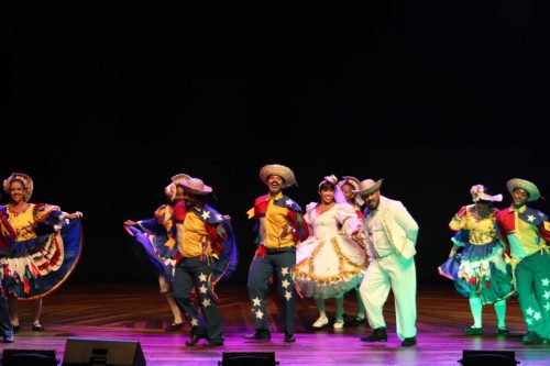 GRUPO-DE-PESQUISAS-E-PROJECOES-FOLCLORICAS-GUARARAS-–-Belo-Horizonte-–-MG-Foto-Marcelo-Martins-81 (1)